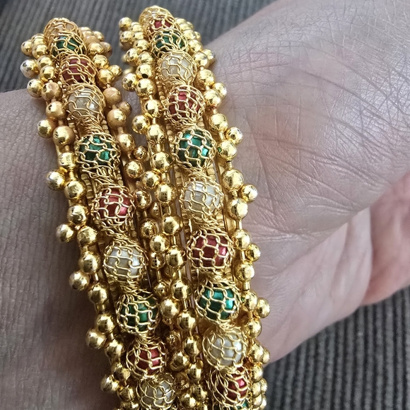 Elegant Gold and Green Beaded Bracelet - Picture 4 of 9